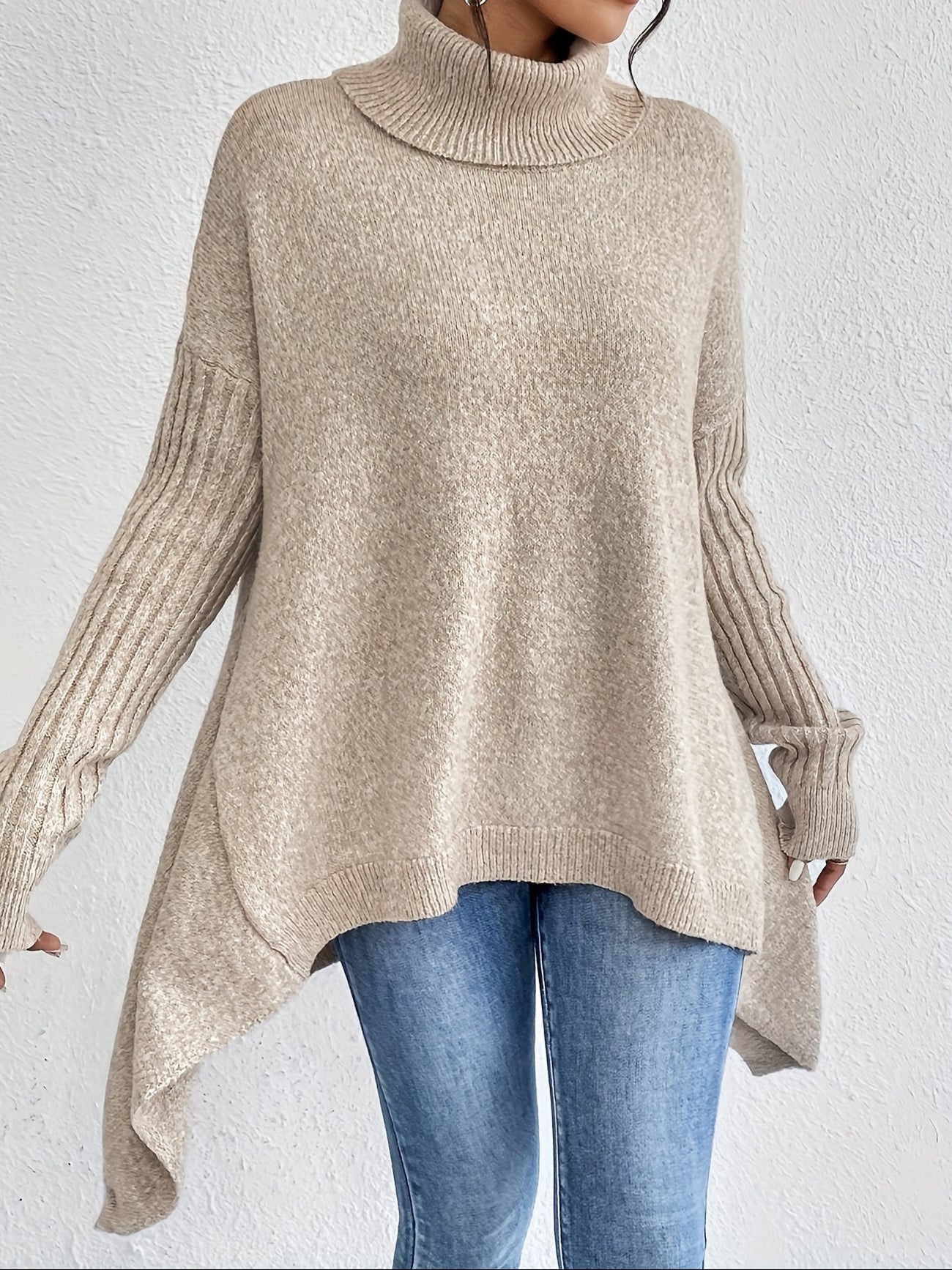 Sylvie draperet sweater med høj hals fra Elsebeth København, detalje af kanten