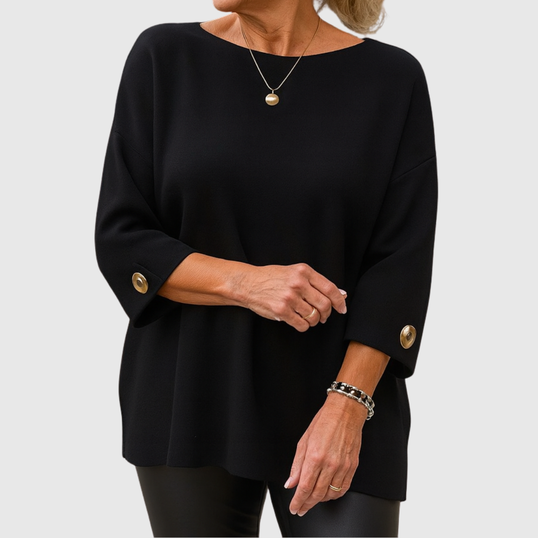Sylvie striksweater med knapdetaljer fra Elsebeth København, set fra siden