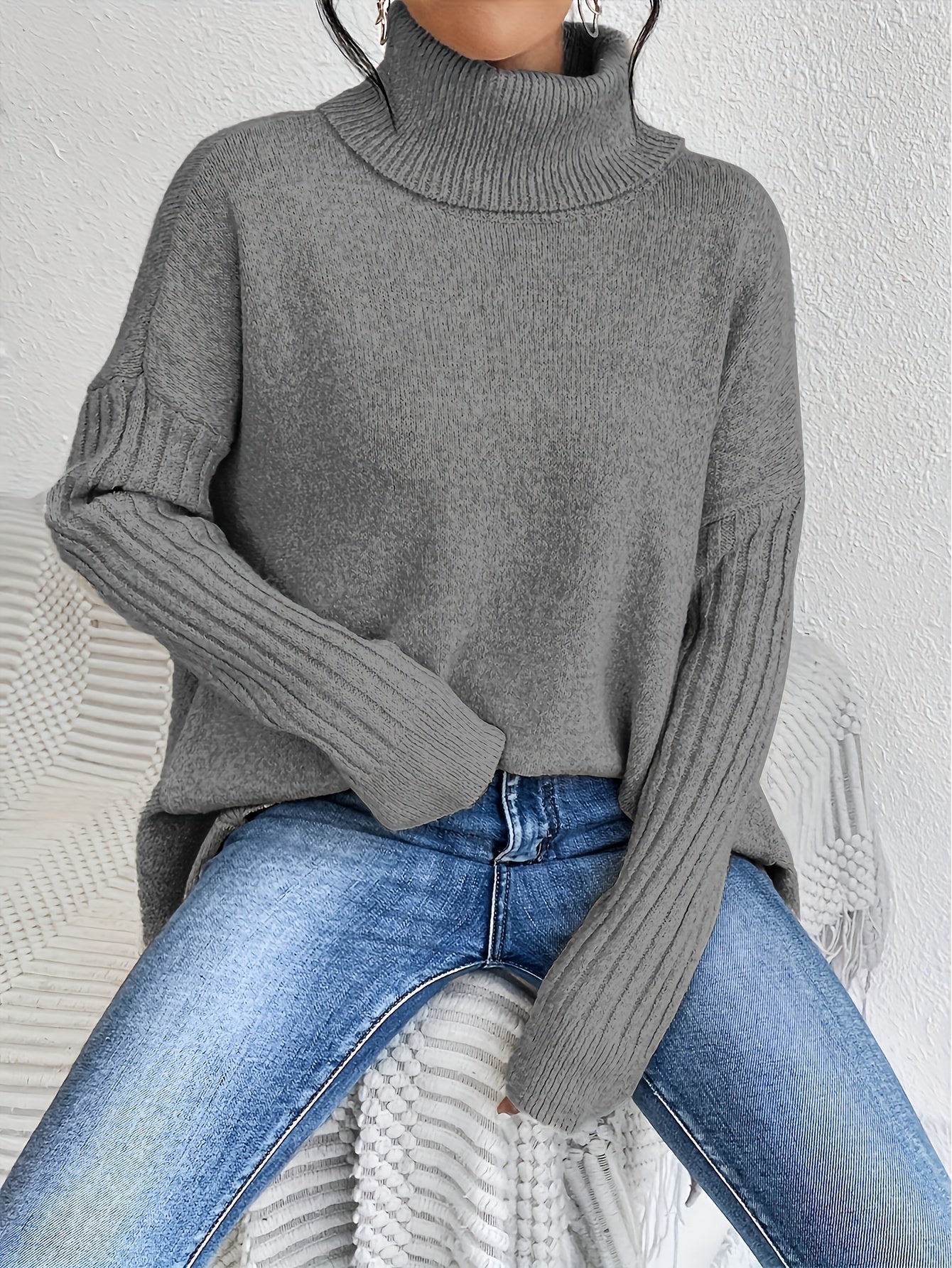 Sylvie draperet sweater med høj hals fra Elsebeth København, detalje af ærmet