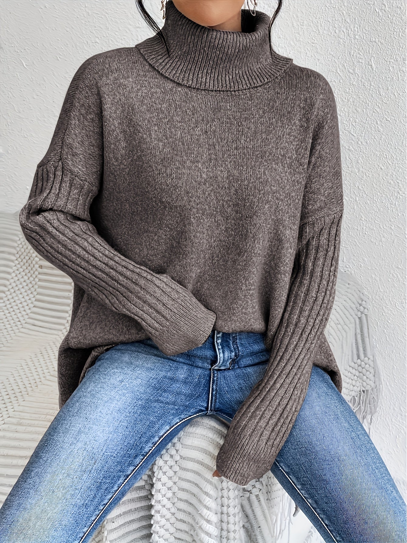 Sylvie draperet sweater med høj hals fra Elsebeth København, nærbillede af halsen