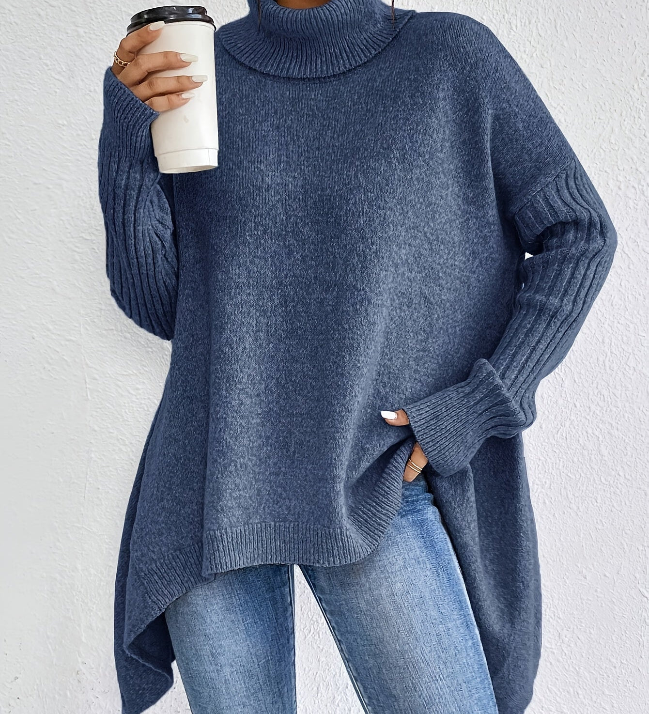 Sylvie draperet sweater med høj hals fra Elsebeth København, detalje af strikken