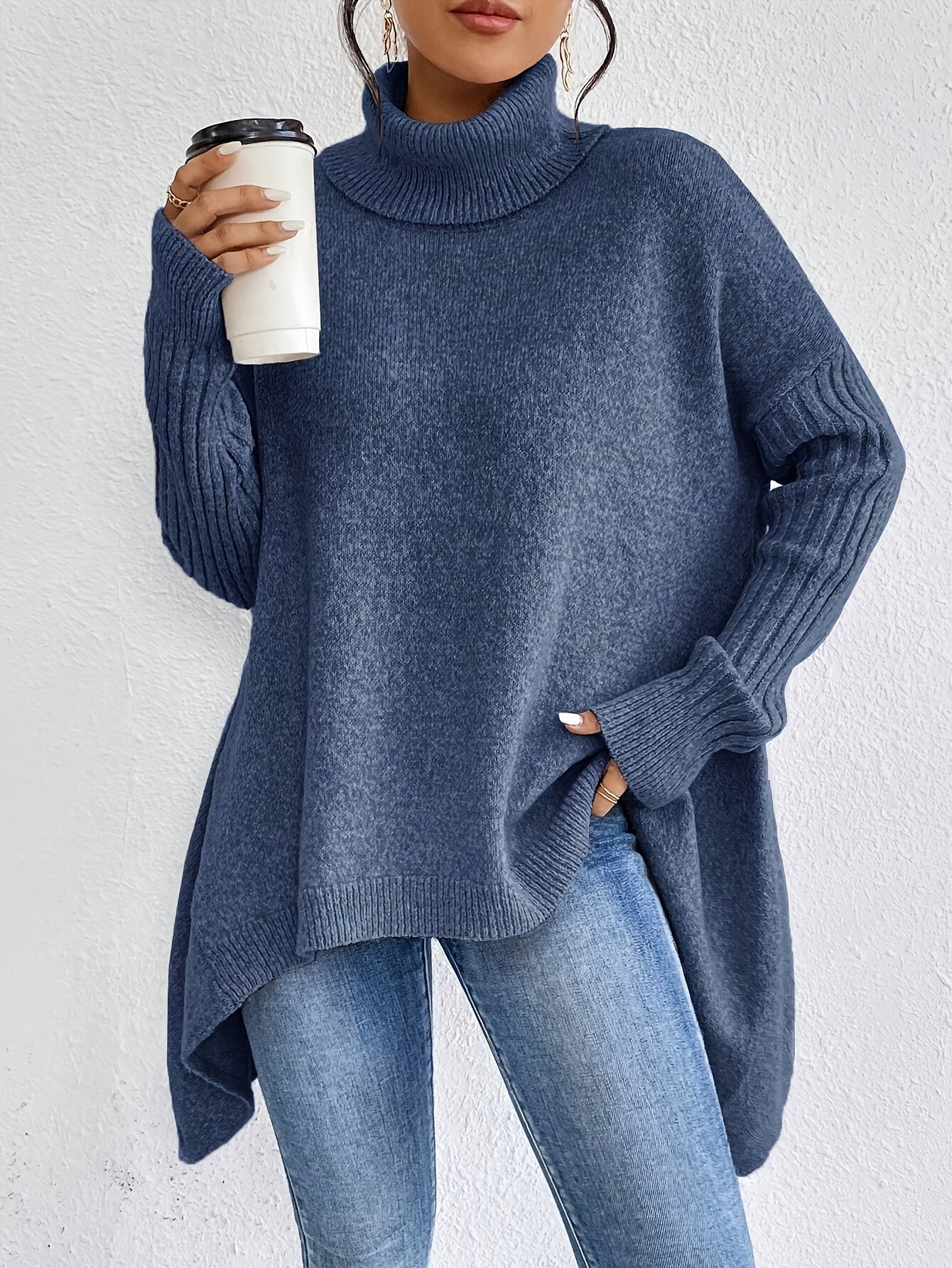 Sylvie draperet sweater med høj hals fra Elsebeth København, detalje af strikken