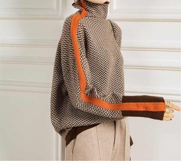 Éléonore rullekravesweater med chevronmønster fra Elsebeth København, set fra siden