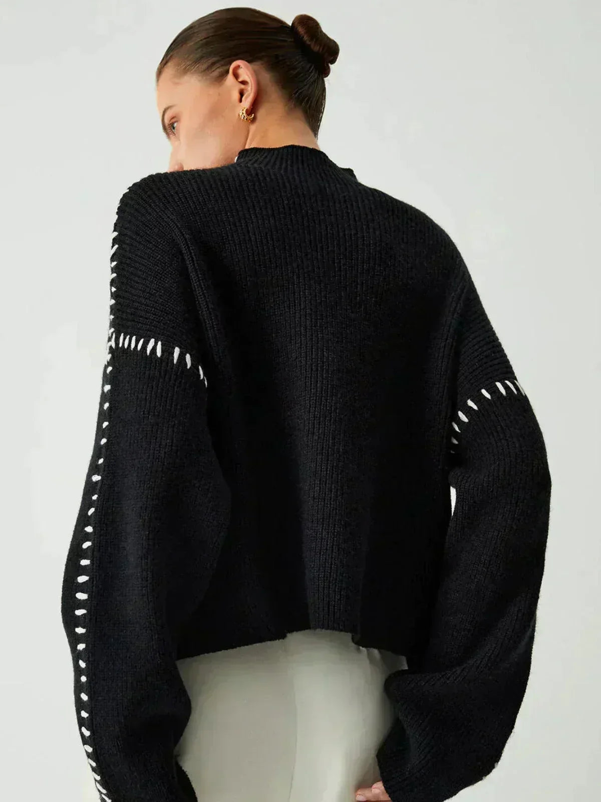 Nina ribstrikket sweater med høj hals fra Elsebeth København, detalje af strikken