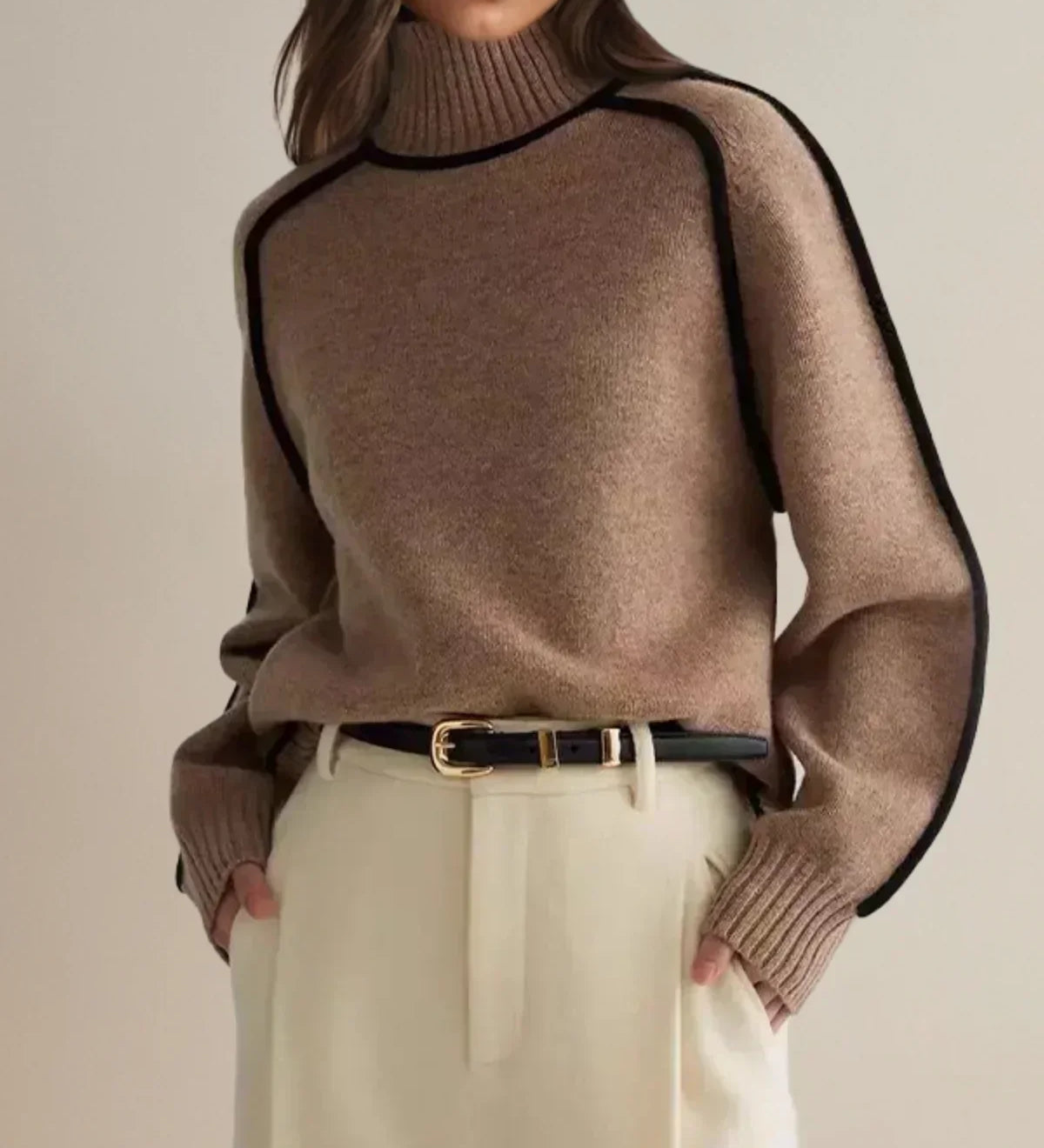 Sandrine rullekravesweater med kantdetalje fra Elsebeth København, set fra siden
