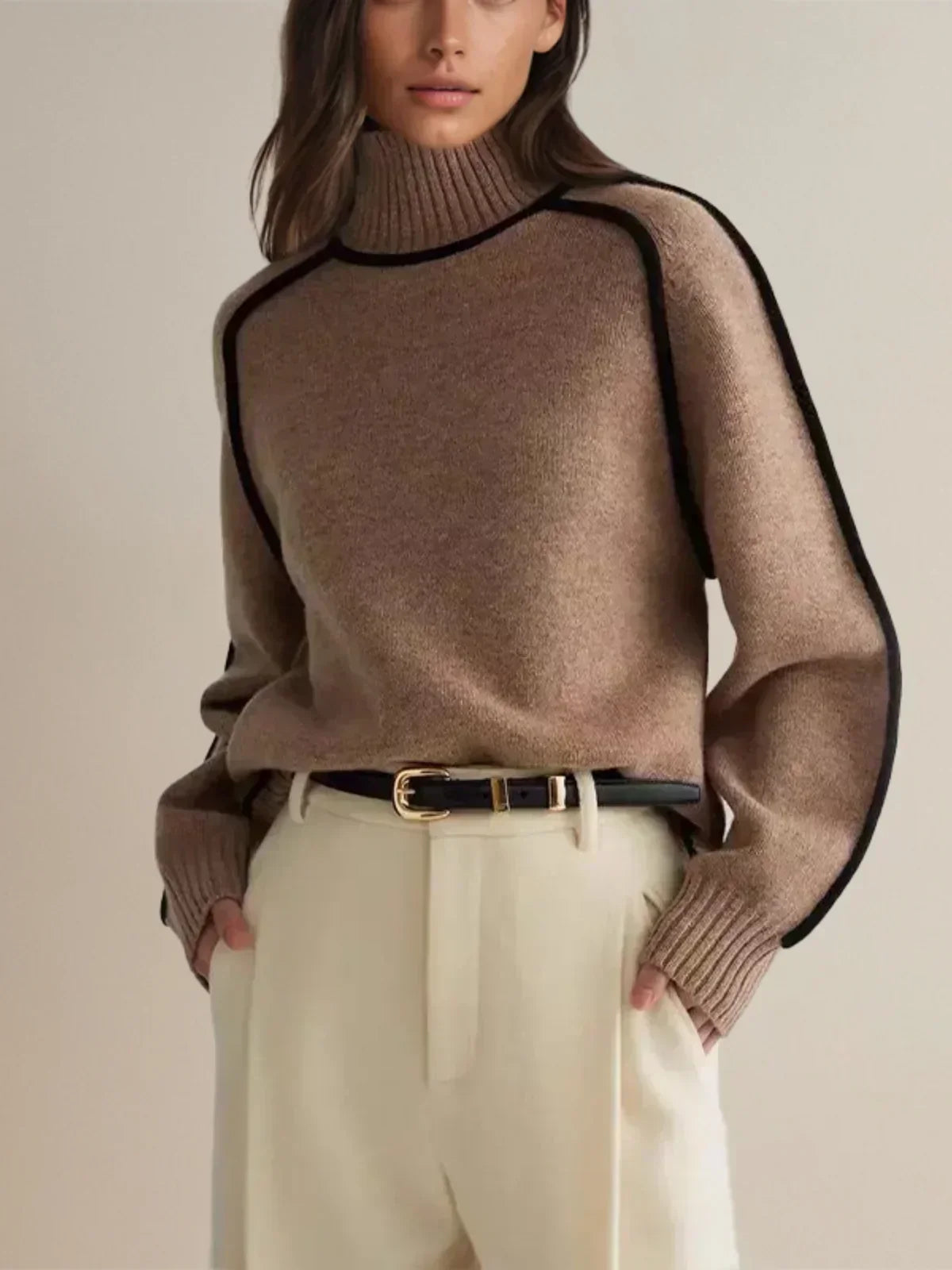Sandrine rullekravesweater med kantdetalje fra Elsebeth København, set fra siden
