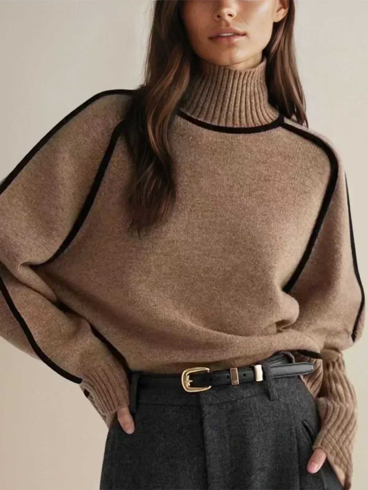 Sandrine rullekravesweater med kantdetalje fra Elsebeth København, styling med jeans
