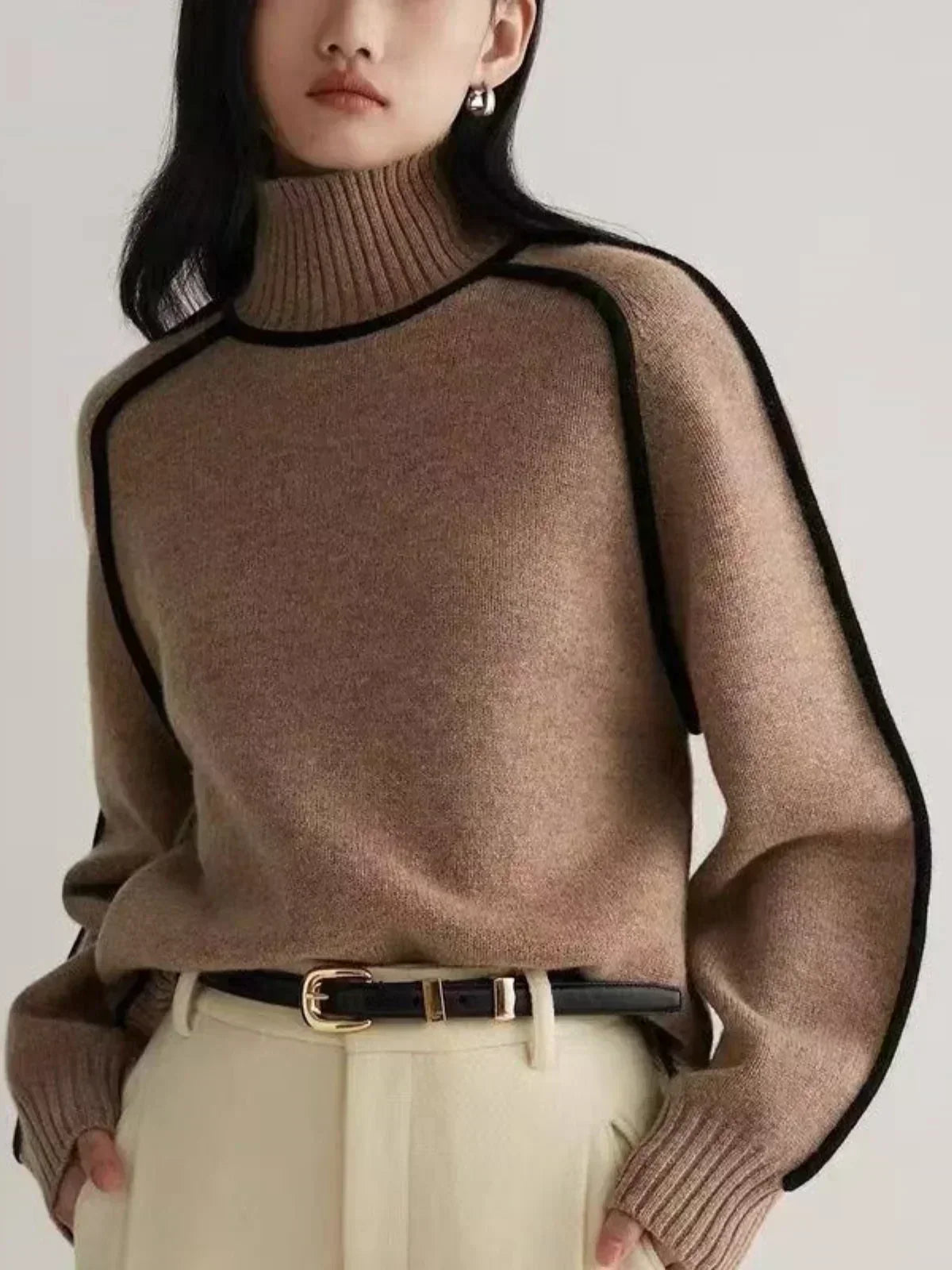 Sandrine rullekravesweater med kantdetalje fra Elsebeth København, nærbillede af halsen