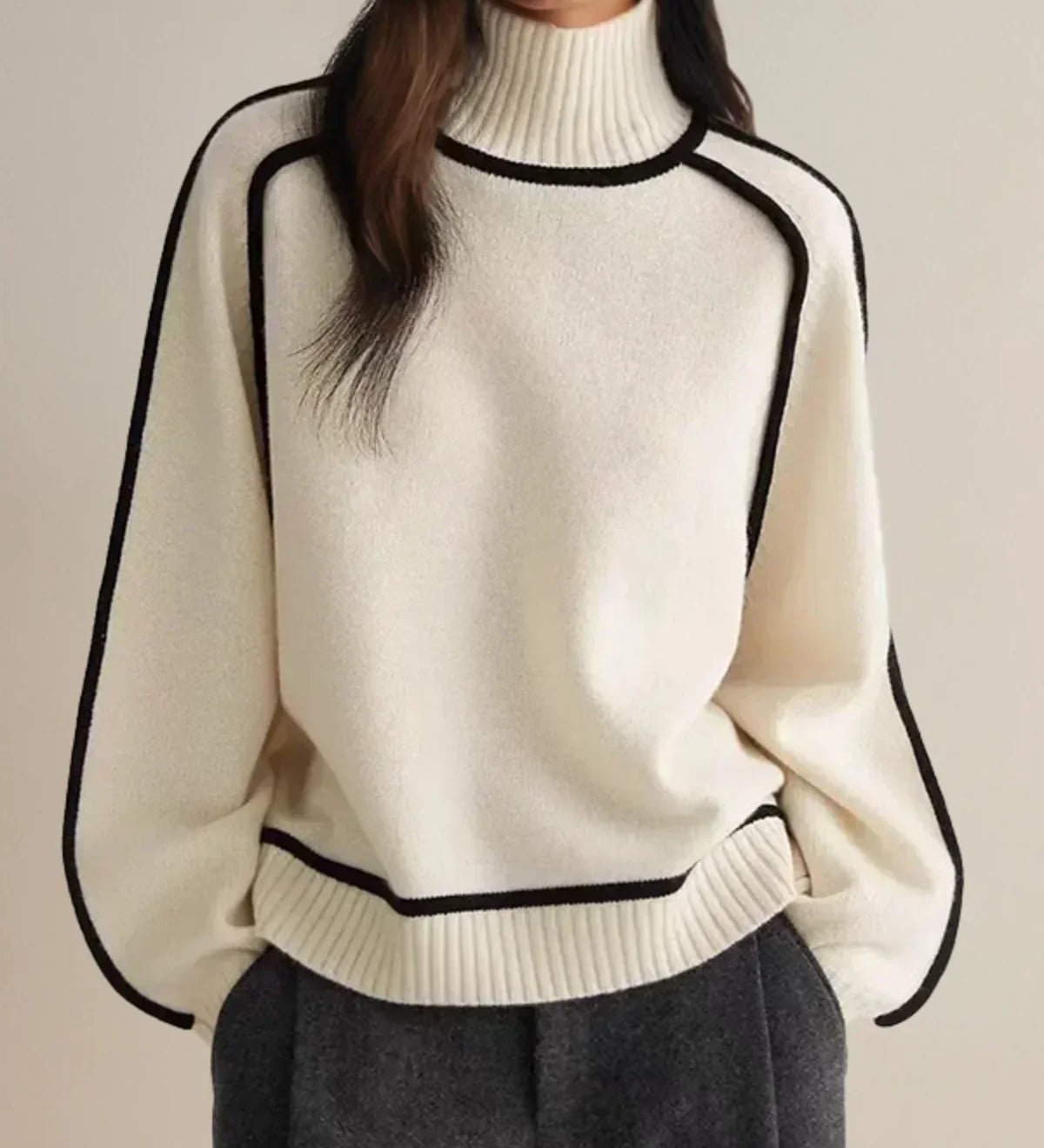 Sandrine rullekravesweater med kantdetalje fra Elsebeth København, set bagfra