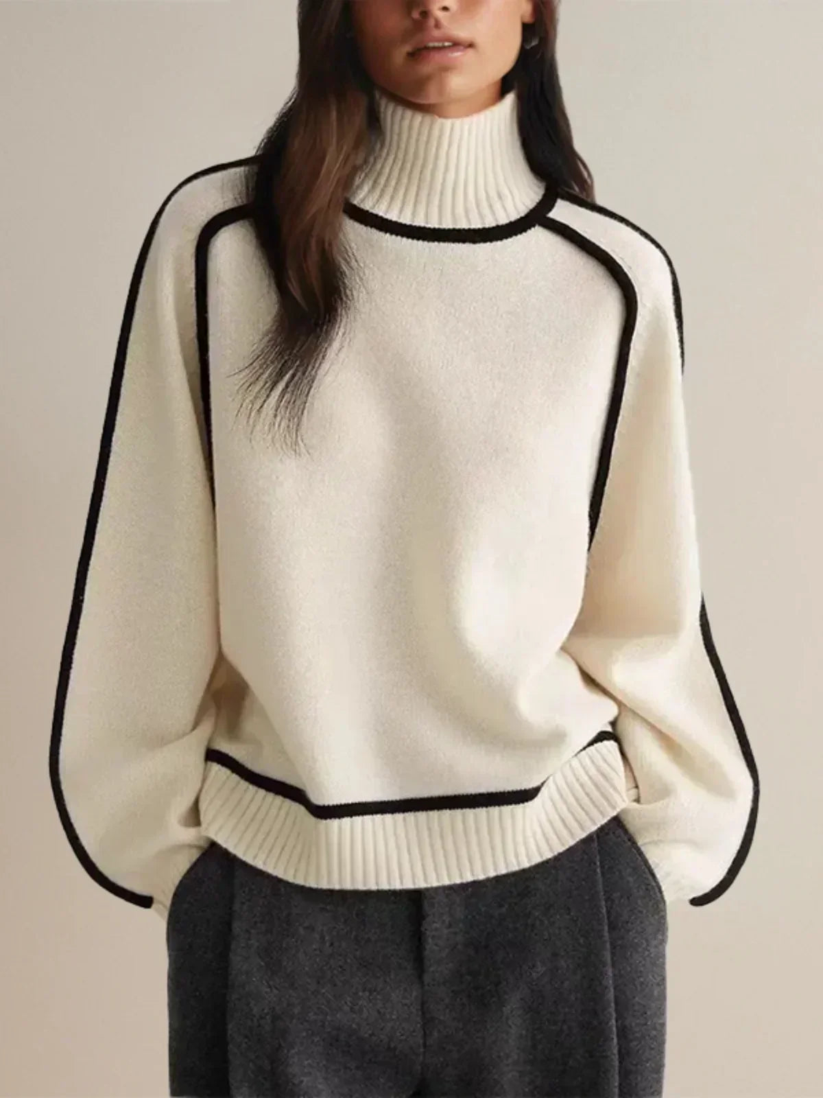 Sandrine rullekravesweater med kantdetalje fra Elsebeth København, set bagfra