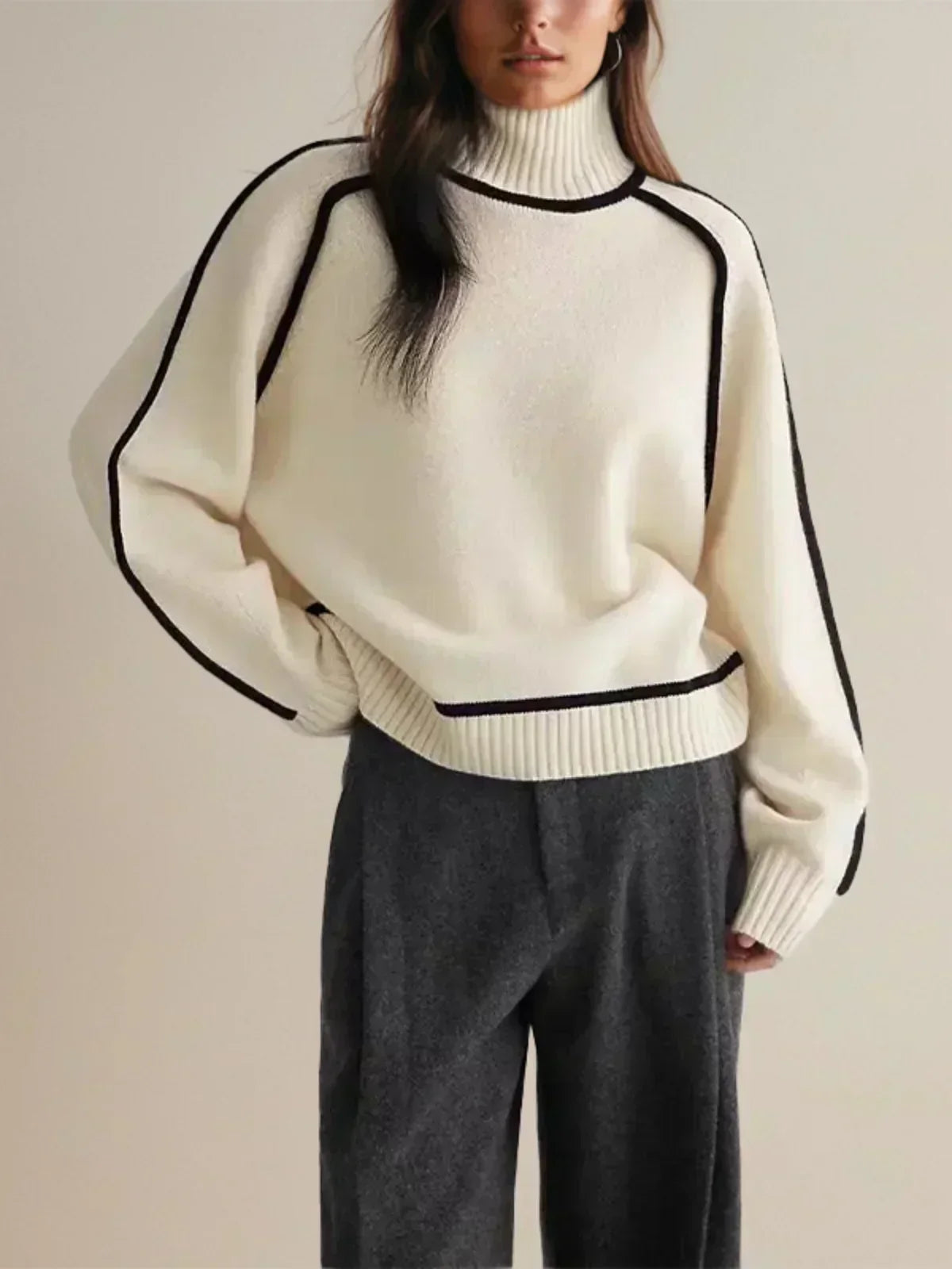 Sandrine rullekravesweater med kantdetalje fra Elsebeth København, detalje af ærmet