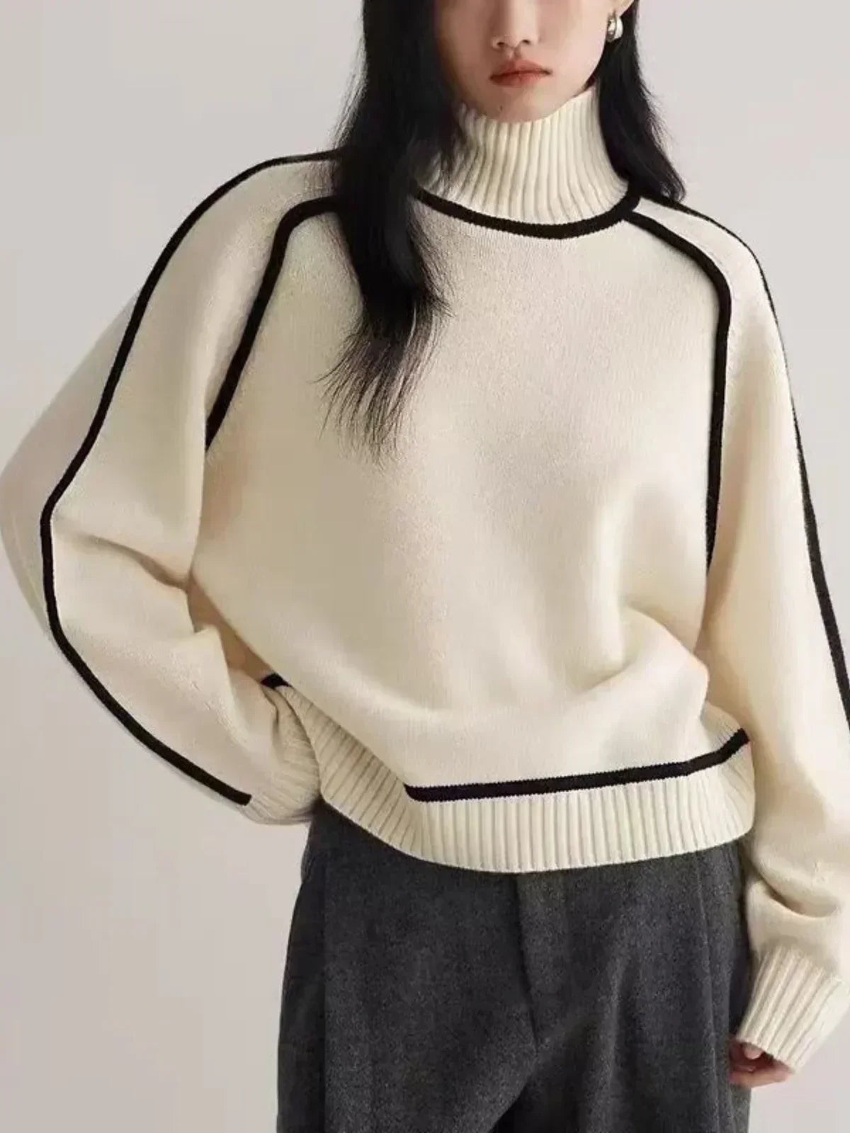 Sandrine rullekravesweater med kantdetalje fra Elsebeth København, i fuld figur