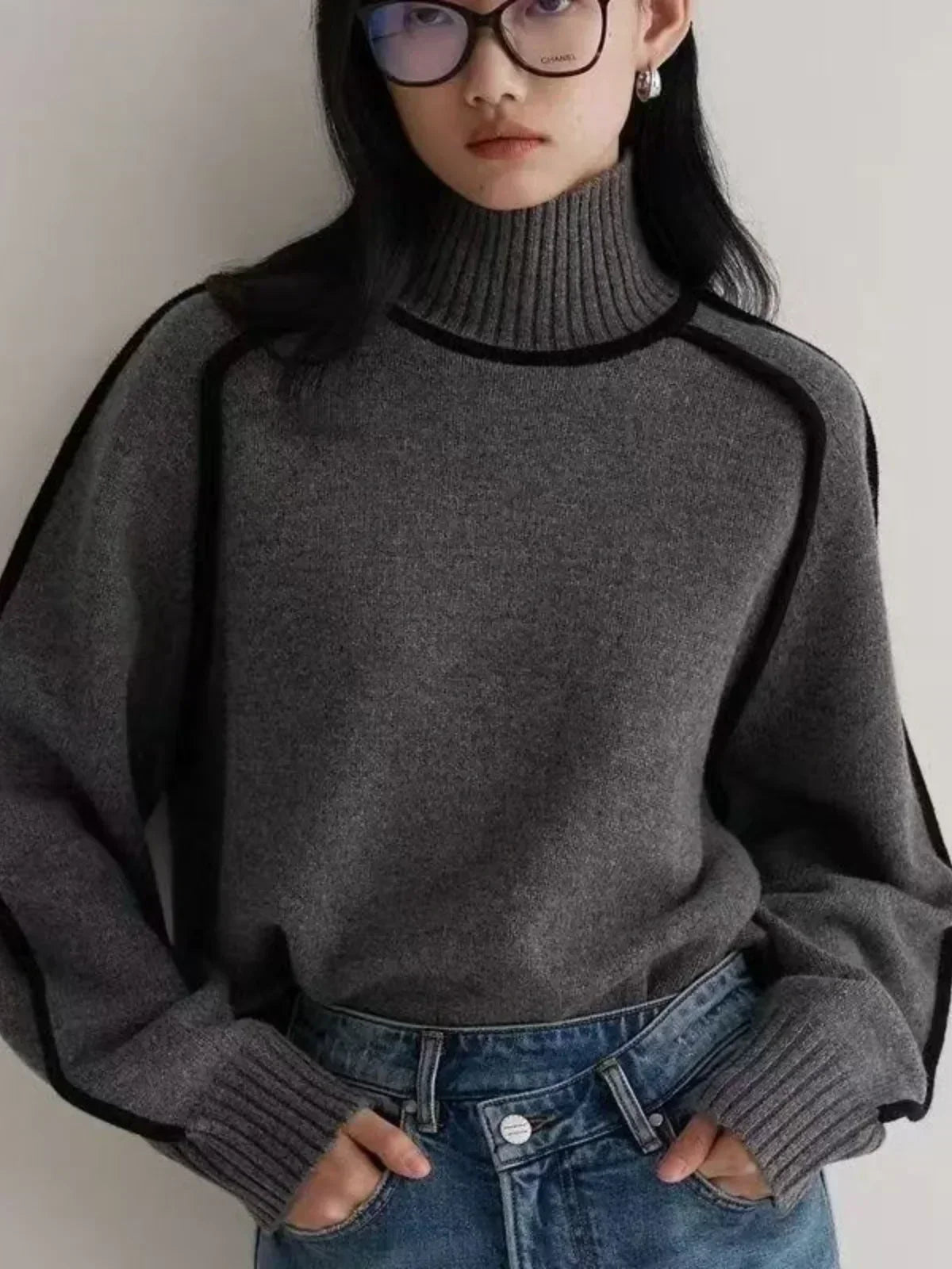 Sandrine rullekravesweater med kantdetalje fra Elsebeth København, set forfra